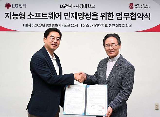 지난 8일 박형세 LG전자 HE사업본부장(왼쪽)과 심종혁 서강대학교 총장이 기념촬영을 하고 있다. LG전자 제공