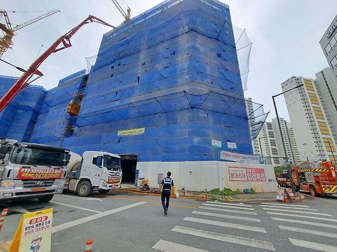 9일 낮 11시49분께 경기도 안성시 옥산동의 한 신축상가 건물 9층 바닥이 무너져 작업하던 노동자 6명이 다치고, 2명이 매몰됐다. 경기도소방재난본부 제공