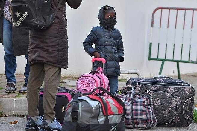 지난 3월4일(현지시각) 사하라 이남 아프리카 출신 이민자들이 튀니지아 수도 튀니스에서 고국으로 돌아가는 비행기에 타기 위해 짐을 챙기고 있다. 튀니스/AFP 연합뉴스