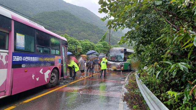 9일 전남 순천시 서면 운평리 일대에서 스위스 잼버리 참가자들이 탄 버스가 시내버스와 충돌, 당국이 수습작업을 벌이고 있다. 전남소방본부 제공