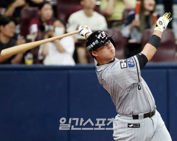 2023 KBO 프로야구 키움히어로즈와 한화이글스의 경기가 7월 25일 오후 서울 고척스카이돔에서 열렸다. 4회초 무사 노시환이 솔로홈런을 치고 있다. 고척=김민규 기자 mgkim1@edaily.co.kr