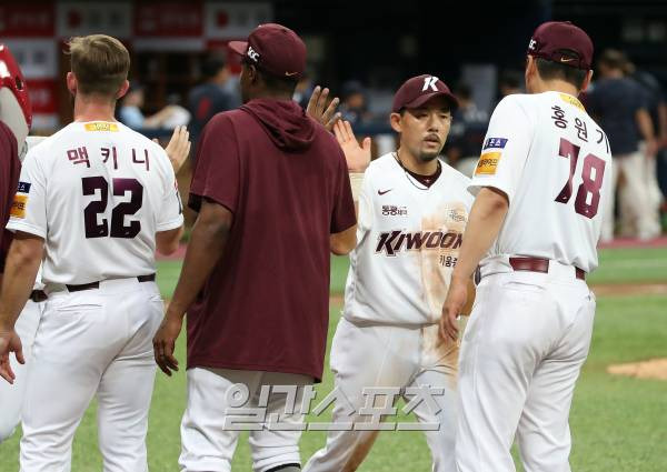 2023 KBO 프로야구 키움히어로즈와 롯데자이언츠의 경기가 9일 오후 서울 고척스카이돔에서 열렸다. 10대 8로 승리, 9연패를 탈출한 키움 이용규 등 선수들이 경기 후 자축하고 있다. 고척=김민규 기자 