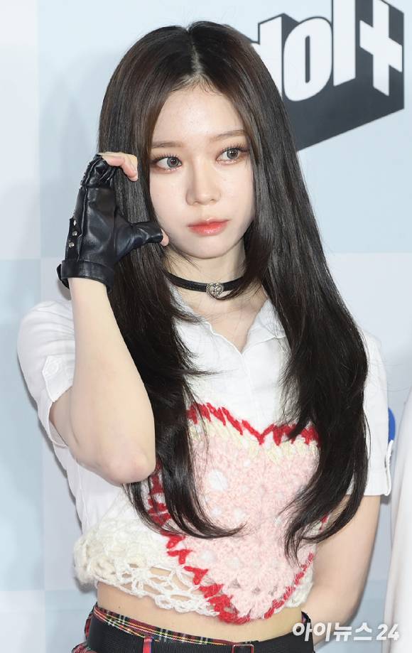 그룹 에스파(aespa) 윈터가 18일 오후 서울 송파구 올림픽공원 KSPO DOME에서 열린 '써클차트 뮤직 어워즈 2023' 포토월 행사에 참석하고 있다. [사진=정소희 기자]