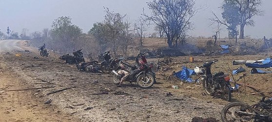 지난 4월 미얀마 북부 사가잉 지역에 대한 군부의 공습으로 주변이 초토화된 모습. 유엔에 따르면 약 170명이 사망했다. Kyunhla Activists Group. AP. 연합뉴스.