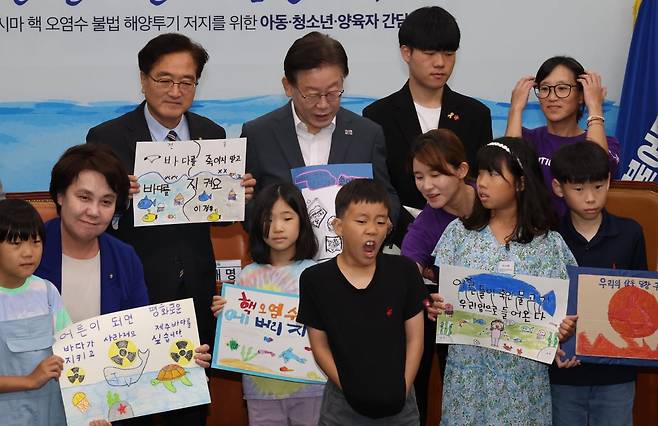 더불어민주당 이재명 대표가 8일 국회에서 열린 후쿠시마 핵 오염수 저지를 위한 아동, 청소년, 양육자 간담회에서 참석자들과 기념촬영을 하고 있다. /=연합뉴스