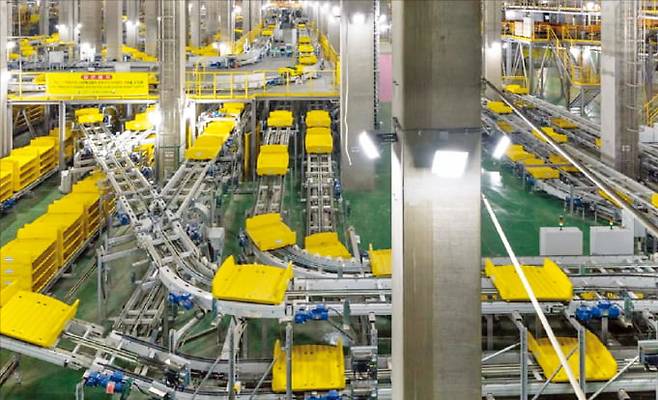 인천국제공항 수하물처리시스템(BHS)의 개별운송시스템(ICS)에 사용되는 트레이가 자동으로 분류돼 이동하고 있다.  인천공항 제공