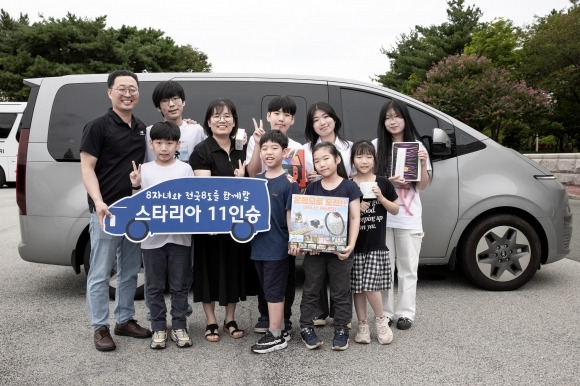 현대자동차 전주공장에서 일하는 정기환(왼쪽 첫 번째) 기술기사와 그의 가족들이 9일 현대차 노사로부터 선물 받은 11인승 ‘스타리아’ 앞에서 기념사진을 찍고 있다. 현대차 전주공장 제공