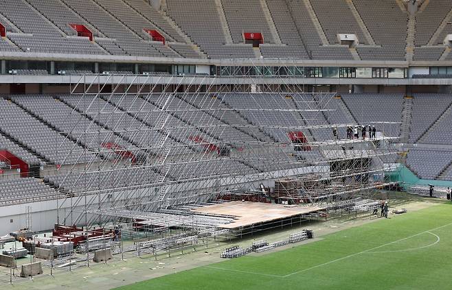 Workers install a stage for a K-pop concert as part of the closing ceremony for the 2023 World Scout Jamboree, at Seoul World Cup Stadium in western Seoul on Wednesday. The concert and the closing ceremony will be held at the stadium on Friday. (Yonhap)