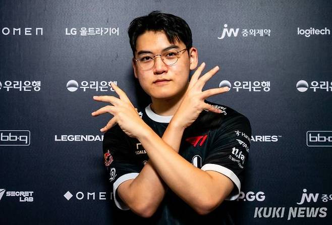 T1의 ‘구마유시’ 이민형이 ‘자야’ 포즈를 취하고 있는 모습.&nbsp; &nbsp;사진=차종관 기자