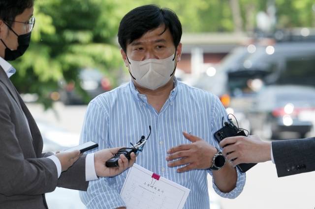 '서울시 공무원 간첩조작사건' 피해자 유우성씨가 지난해 5월 정부과천청사 앞에서 기자회견을 하고 있다. 뉴시스