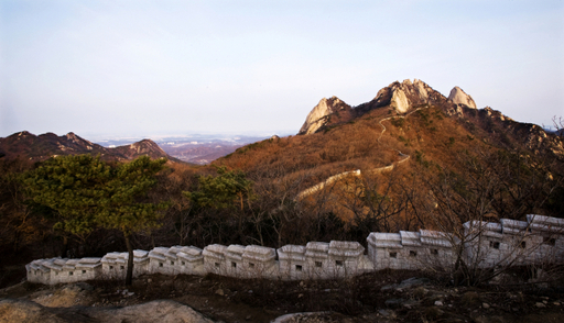 기룡봉에서 백운봉, 만경봉, 인수봉 세 봉우리로 이어지는 북한산성. 본인 제공