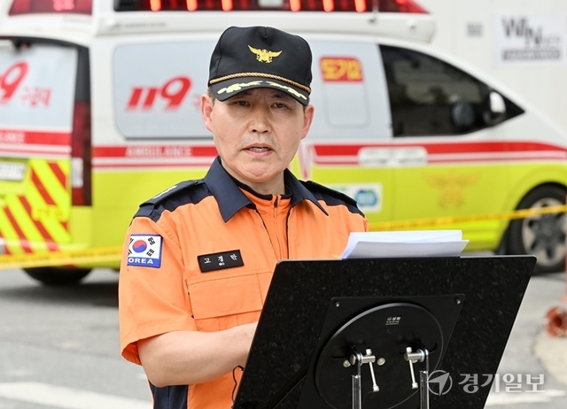 9일 오전 콘크리트 타설 작업중 붕괴 사고가 발생한 안성시 옥산동의 한 근린생활시설 신축 공사장 앞에서 소방관계자가 브리핑을 하고 있다. 이날 사고로 베트남 국적 남성 2명이 숨졌다. 김시범기자