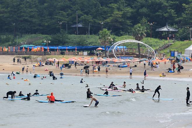 지난 6일 오전 제주시 이호해수욕장을 찾은 피서객이 서핑 등 물놀이를 즐기고 있다. [자료=연합뉴스]