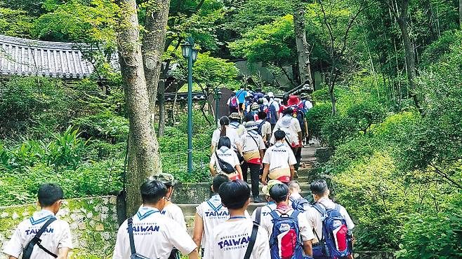 60여명의 대만 국적 잼버리 참가자들이 성북구청이 지원한 시티투어의 일환으로 서울 성북구 선잠로 소재 길상사를 견학하고 있다. 박혜원 기자