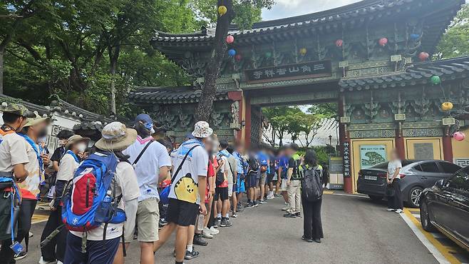 9일 오후 9시께 서울 성북구 길상사에 대만 국적의 잼버리 대원들이 입장을 위해 대기하고 있는 모습. 박지영 기자