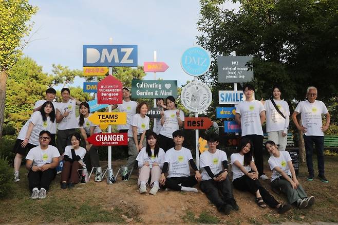 경기 파주 민간인 출입통제선 내 DMZ 해마루촌에서 동서대 디자인대학 학생과 연구원들이 디자인 예술마을 만들기 봉사활동을 하고 있다. [사진=동서대]