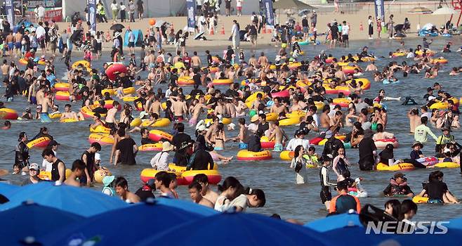 [부산=뉴시스] 하경민 기자 = 여름 피서 절정기를 맞은 29일 오후 부산 수영구 광안리해수욕장이 피서객들로 북적이고 있다. 2023.07.30. yulnetphoto@newsis.com