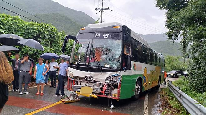 [순천=뉴시스] 신대희 기자 = 9일 낮 12시 46분께 전남 순천 사면 한 편도 1차선 도로에서 잼버리 스위스 대원을 태운 버스가 반대편 차선에서 마주오는 시내버스와 부딪쳤다. (사진 = 독자 제공) 2023.08.09. photo@newsis.com *재판매 및 DB 금지