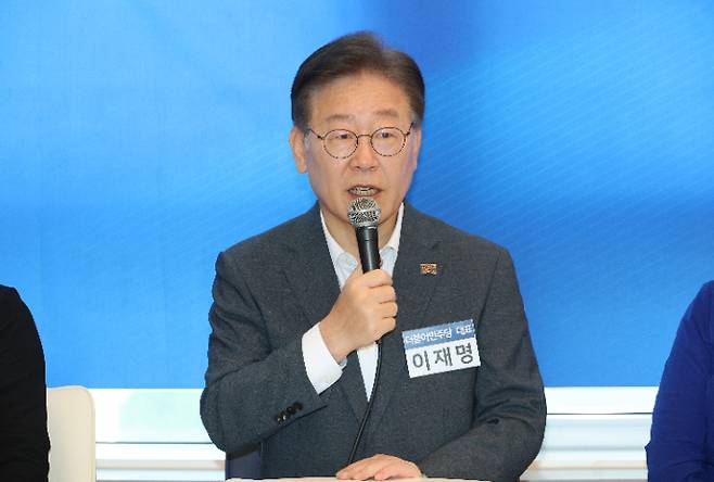 간담회서 인사말하는 이재명 대표     (광명=연합뉴스) 임화영 기자 = 더불어민주당 이재명 대표가 8일 오후 경기 광명시자영업지원센터에서 열린 취약차주 소상공인·자영업자 보호를 위한 현장간담회에서 인사말을 하고 있다. 2023.8.8     hwayoung7@yna.co.kr (끝)   연합뉴스