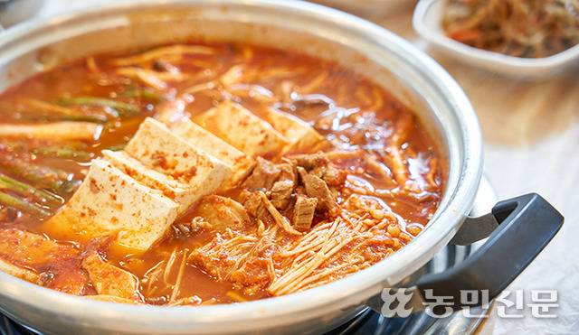 30여년 전 광부들이 즐겨 먹던 족살찌개. 약돌(거정석) 사료를 먹은 약돌돼지 앞다리살을 푸짐하게 넣어 구수하고 얼큰하다. 중장년에겐 추억을 떠올리게 하고 청년에겐 흥미로운 향토사를 알게 해주는 음식이다. 김건웅 프리랜서 기자