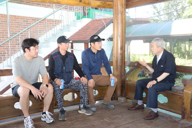 최한교 조합장(오른쪽 첫번째부터)이 미래청년부 안승희 회장과 회원 이호준ㆍ이성동씨를 만나 앞으로의 활동 방향에 대해 의논하고 있다.