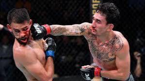 할로웨이(오른쪽)가 야이르 로드리게스와의 경기에서 오른손 스트레이트 펀치를 적중시키는 모습. UFC 제공