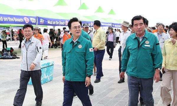 김태흠(앞줄 중앙)충남지사와 김동일(앞줄 오른쪽) 보령시장이 9일 잼버리 참가 해외청소년들을 위해 준비한 보령 머드축제장의 안전을 살폈다.