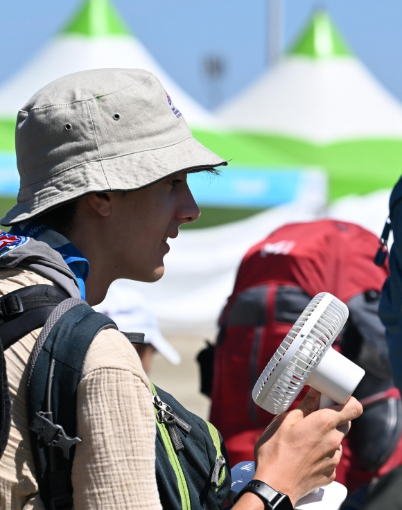 8일 오전 전북 부안군 새만금 세계스카우트 잼버리 야영지에서 각국 스카우트 대원들이 버스에 탑승하기 위해 이동하고 있다. 2023.8.8. 도준석 기자