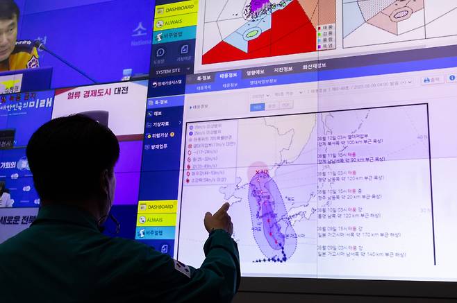 6호 태풍 '카눈'이 한반도를 향해 북상하고 있는 9일 오전 서울 종로구 정부서울청사 내 상황실에서 중앙재난안전대책본부 관계자가 태풍 현황을 확인하고 있다. ⓒ연합뉴스