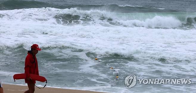 경포해수욕장의 높은 파도 (강릉=연합뉴스) 유형재 기자 = 8일 태풍 카눈의 북상으로 강원 강릉시 경포해수욕장에 높은 파도가 일고 있다. 2023.8.8 yoo21@yna.co.kr