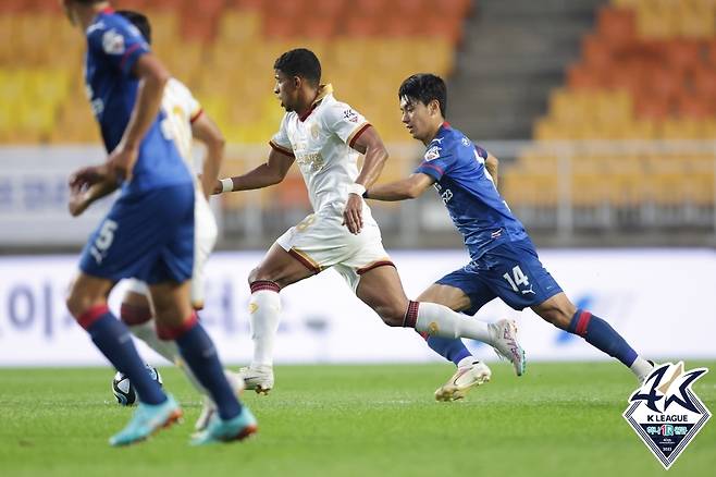 포항 오베르단을 쫓는 수원 전진우 [한국프로축구연맹 제공. 재판매 및 DB금지]