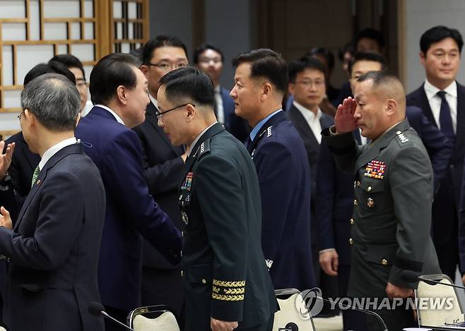 윤석열 대통령에게 경례하는 김계환 해병대사령관 (서울=연합뉴스) 임헌정 기자 = 윤석열 대통령이 8일 서울 용산 대통령실 청사에서 국방혁신위원회 2차 회의에 앞서 김계환 해병대사령관의 경례를 받고 있다. 2023.8.8 kane@yna.co.kr