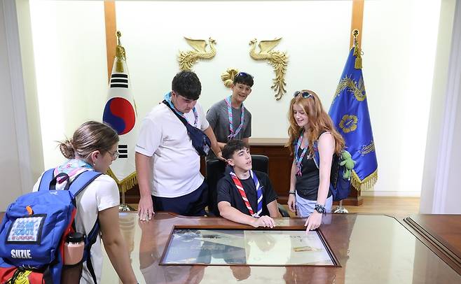 대통령 집무실 책상에 앉은 영국 대원 [촬영 이성민]