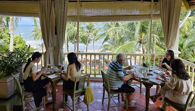'라베란다 푸꾸옥 리조트' 바다 전망 식당에서 아침 식사하는 투숙객 [사진/백승렬 기자]