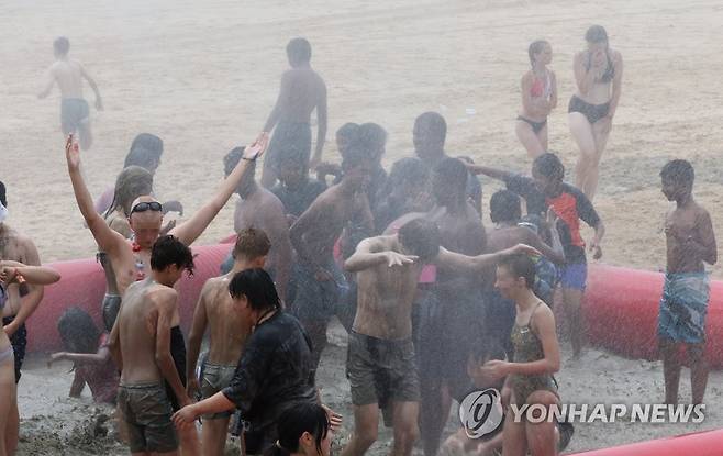 '신나는 머드축제' (보령=연합뉴스) 김준범 기자 = 2023 새만금 세계 스카우트 잼버리에서 조기 퇴영한 대원들이 9일 오후 충남 보령 대천해수욕장 머드축제장을 찾아 이색 축제를 즐기고 있다. 2023.8.9 psykims@yna.co.kr