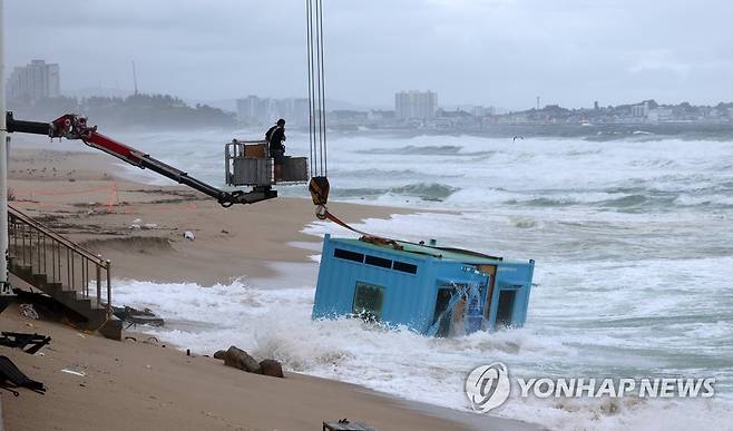 태풍 오기도 전에 해수욕장 시설물 피해 (강릉=연합뉴스) 유형재 기자 = 8일 태풍 카눈의 북상과 함께 동해안에 높은 파도가 이는 가운데 강원 강릉의 한 해수욕장 시설물(샤워장)이 파도에 휩쓸려 나가자 관계자들이 크레인으로 들어 올리고 있다. 2023.8.8 yoo21@yna.co.kr