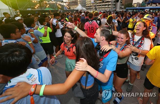 잼버리 축제 열차 출발 (서울=연합뉴스) 김도훈 기자 = 2023 새만금 세계스카우트 잼버리 참가 대원들이 9일 오후 서울 광화문광장에서 열린 '웰컴 투 서울 댄스나이트' 행사에서 다 함께 어울려 춤을 추고 있다. 2023.8.9 superdoo82@yna.co.kr