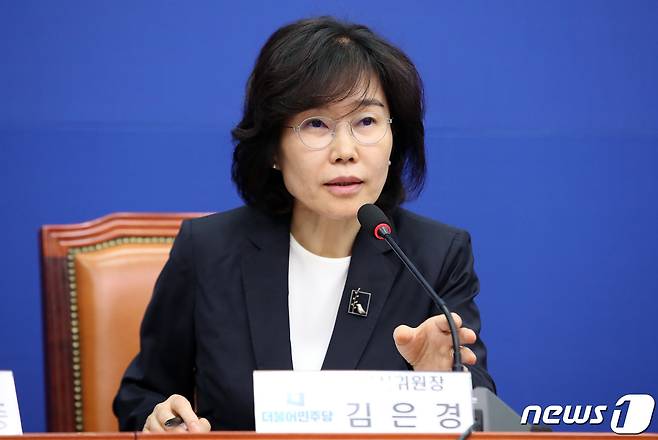 김은경 더불어민주당 혁신위원장이 10일 오후 서울 여의도 국회에서 열린 혁신안 발표 기자간담회에서 모두발언을 하고 있다. 2023.8.10/뉴스1 ⓒ News1 임세영 기자
