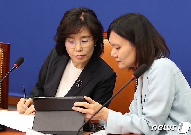 김은경 더불어민주당 혁신위원장과 김남희 혁신위원이 10일 오후 서울 여의도 국회에서 열린 혁신안 발표 기자간담회에서 이야기를 나누고 있다. 2023.8.10/뉴스1 ⓒ News1 임세영 기자