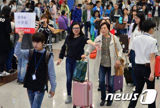 사진은 2016년 중국 최대 연휴인 국경절 연휴에 인천국제공항을 통해 입국하고 있는 유커(중국인 관광객)들의 모습 2016.9.30/뉴스1 ⓒ News1