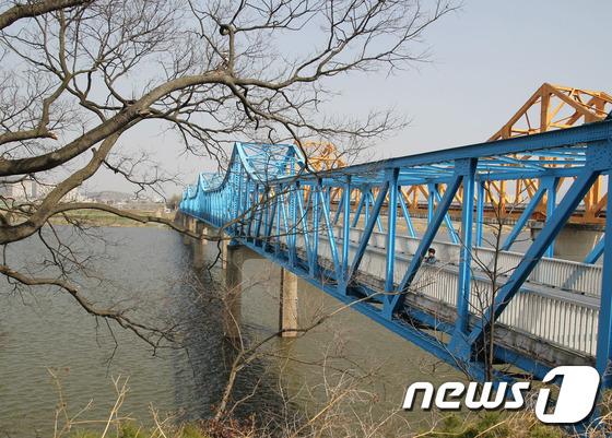 경남 함안군 계내리와 창녕군 남지읍을 잇는 창녕의 남지철교. ⓒ News1 DB