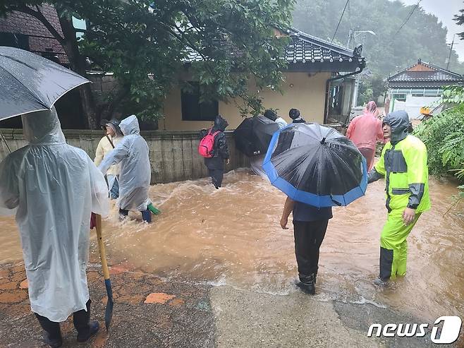 제6호 태풍 '카눈'의 영향으로 시간당 90㎜에 육박하는 폭우가 쏟아진 강원 고성군 거진읍 거진리 행랑골 주민들이 대피령에 따라 거진초등학교로 대피하고 있다. (고성군 제공) 2023.8.10/뉴스1