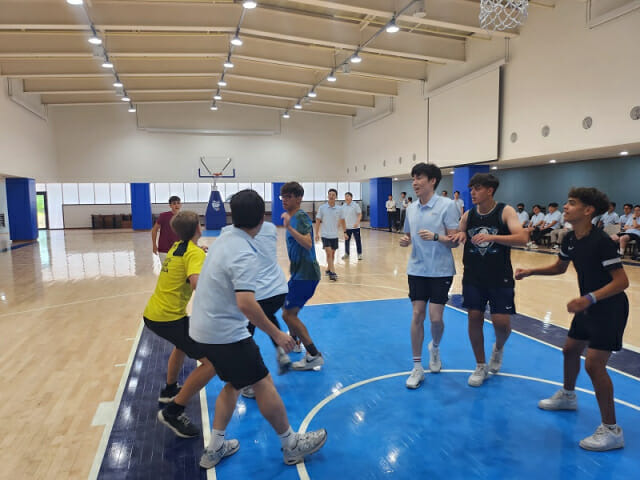 경기도 기흥에 위치한 신한은행 연수원 ‘블루캠퍼스’에서 스페인 잼버리 대원들과 신한은행 신입직원 연수생들이 농구 경기하는 모습.