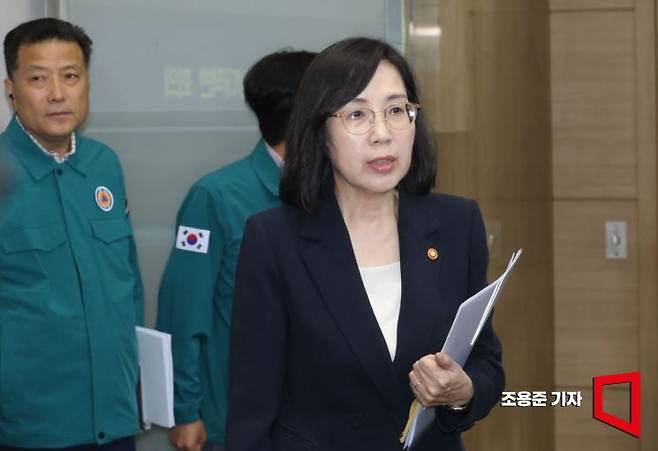 김현숙 여성가족부 장관이 9일 정부서울청사 내 상황실에서 열린 새만금 잼버리 비상대책반 회의에 입장하고 있다.