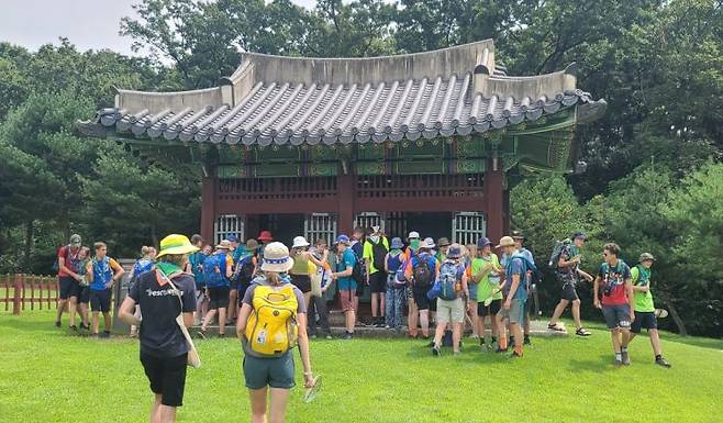 9일 오전 세계스카우트 잼버리 대회의 네덜란드 대표단 800여 명이 각각 400명씩 2개 조로 나눠 경기도 수원시 소재의 사적 '화성 융릉과 건릉'을 방문해 비각을 관람하고 있다. [사진출처=연합뉴스]