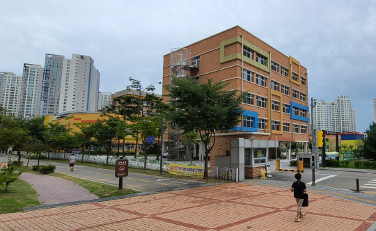 천안의 대표적 과밀학교인 불무초등학교 전경. 사진=윤평호 기자