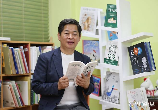 사단법인 책읽어주기운동본부 대표이기도 한 심영면 서울 아현초 교장은 “자녀를 책 잘 읽는 아이로 키우려면 부모가 책을 읽어줘야 
한다”고 강조한다. 그는 “아이가 혼자 책을 읽을 수 있더라도 부모에게 책을 읽어달라고 한다면 세상에서 가장 기쁜 일을 하듯 책을
 읽어주는 게 좋다”고 말했다. 안철민 기자 acm08@donga.com