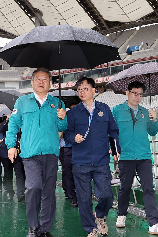 이상민 행정안전부 장관이 10일 오전 서울 마포구 월드컵경기장에서 열릴 예정인 잼버리 케이팝 콘서트 행사장에 대한 현장 안전점검 등을 하고 있다. 행정안전부 제공