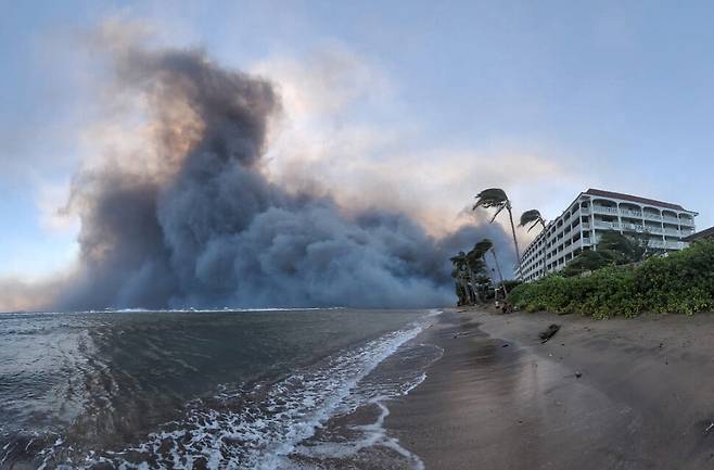 대형 산불이 발생한 미국 하와이주 마우이섬 라하이나의 해안에서 9일 검은 연기가 치솟고 있다. 로이터 연합뉴스