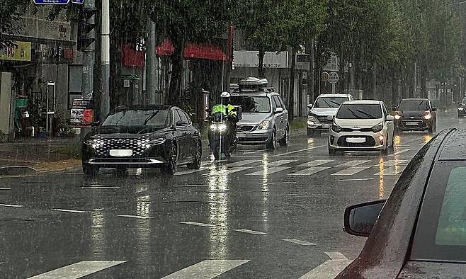 10일 낮 대전 서구 탄방동 도로에 태풍 카눈의 영향으로 강한 비가 내리자 차량이 속도를 줄여 운행하고 있다. 송인걸 기자